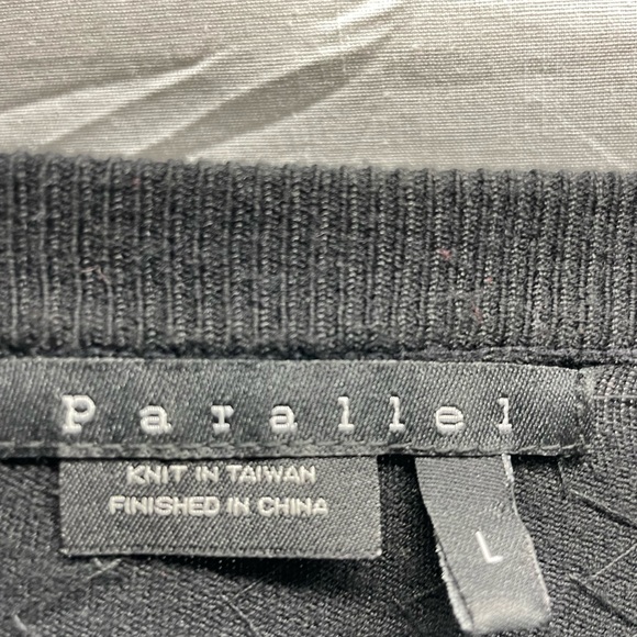 Black buttoned sweat with black sequins. Matching belt. - Picture 3 of 6